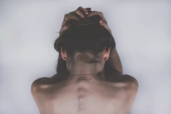 藝術家將禮服「泡死海」2個月,竟出現「意想不到」的樣子!網友讚:好美!