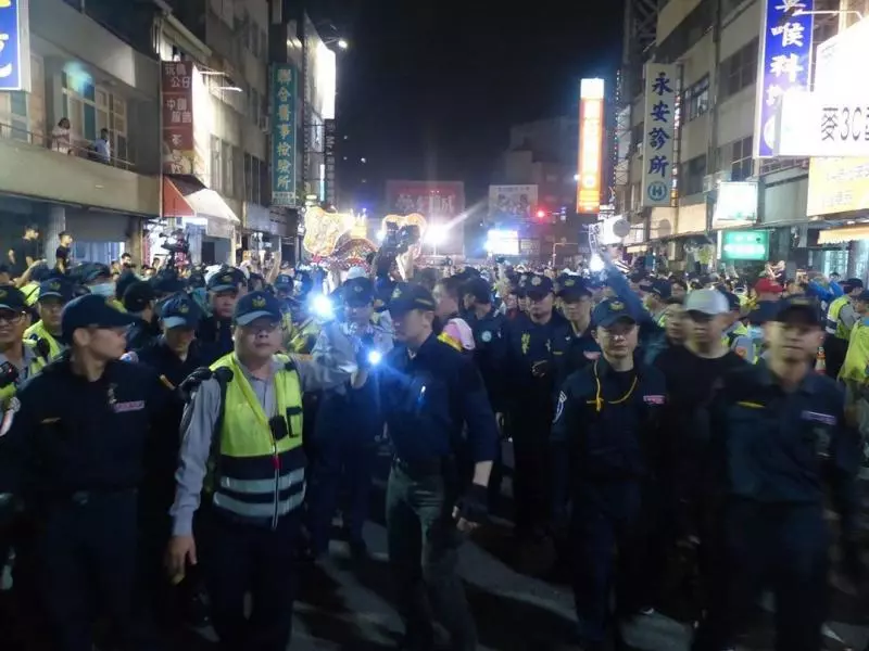 防警員媒體又被打 !2900警力, 迎神明迴鑾