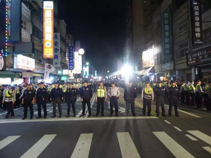 防警員媒體又被打 !2900警力, 迎神明迴鑾