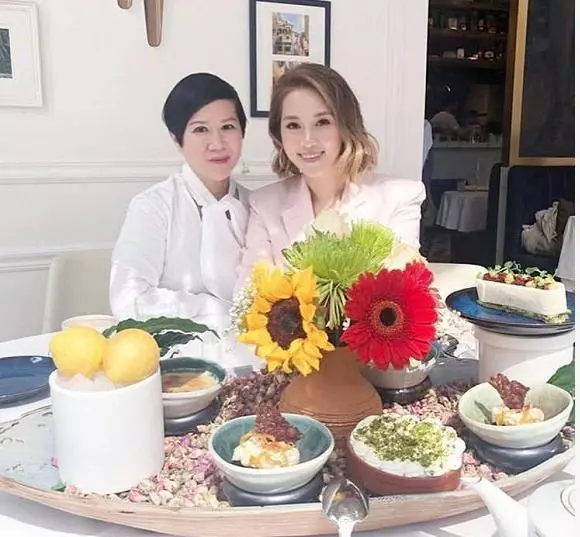 徐子淇與闊太喝下午茶,坐姿端莊,一舉一動盡顯優雅,儀態滿分!