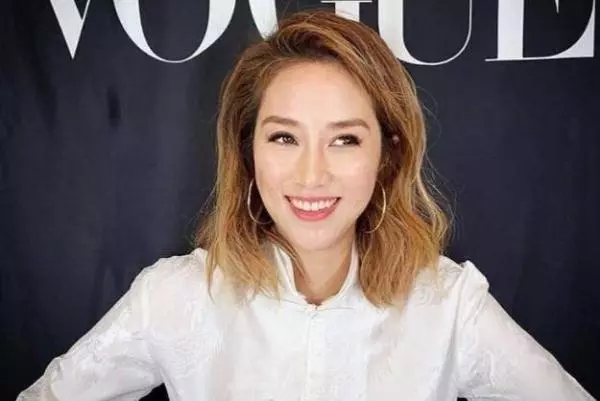 徐子淇與闊太喝下午茶,坐姿端莊,一舉一動盡顯優雅,儀態滿分!