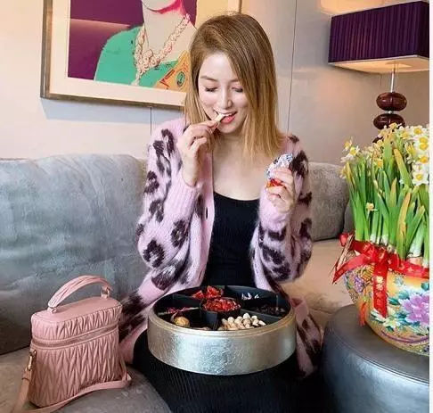 徐子淇與闊太喝下午茶,坐姿端莊,一舉一動盡顯優雅,儀態滿分!