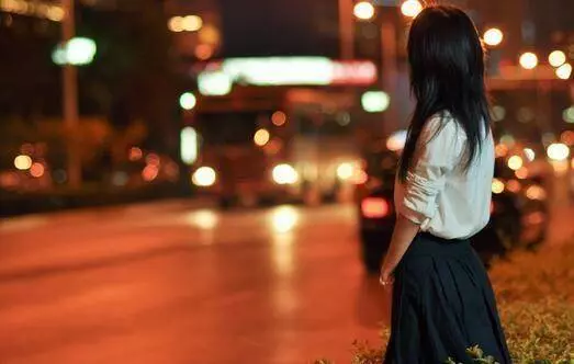 我回婆家,偷將婆婆手機里妯娌和我的備註換掉,晚上收到十萬轉帳