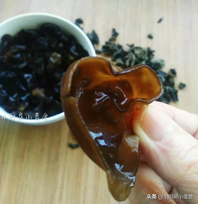 木耳有營養,炒木耳切記這樣下鍋,安全不會燙傷