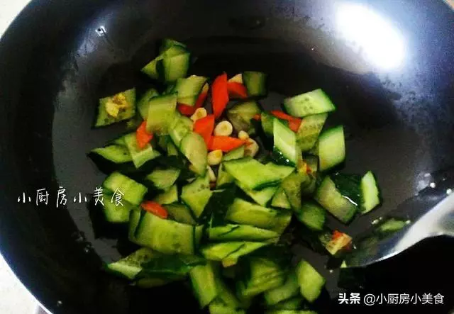木耳有營養,炒木耳切記這樣下鍋,安全不會燙傷
