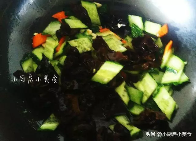 木耳有營養,炒木耳切記這樣下鍋,安全不會燙傷