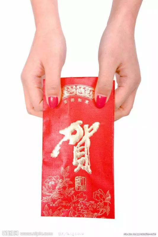 婆婆生日我給她紅包,拆開後老公給我買輛車,小姑子送我名牌項鍊