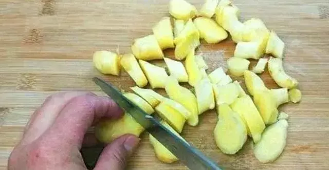 菜板發霉發黑對健康危害大,用這個笨方法,菜板煥然一新!