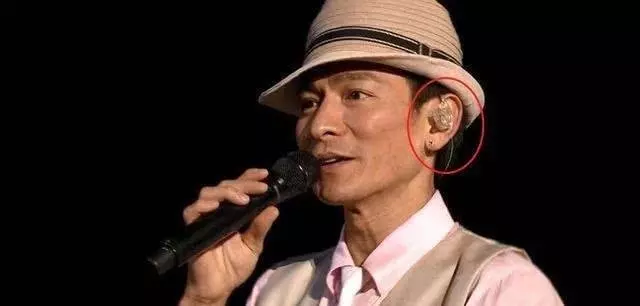 演唱會上,原來歌手耳朵里戴的並不是「耳機」,看完漲知識