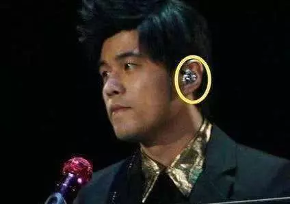演唱會上,原來歌手耳朵里戴的並不是「耳機」,看完漲知識