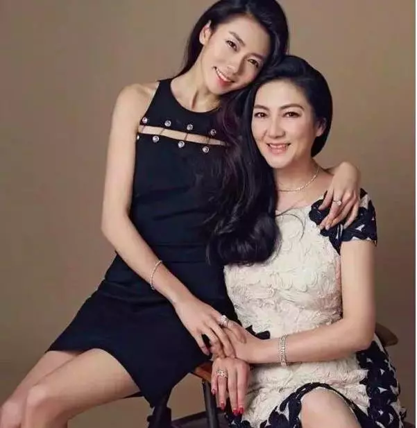 鄭愷現身前女友程曉玥母親葬禮,獲網友點贊有情意
