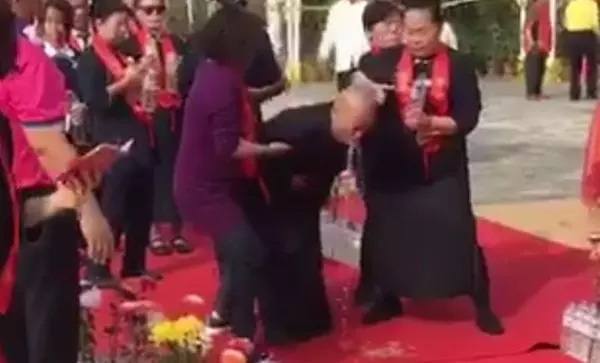 法師瘋狂自轉洒水祈福 最終不支狂吐讓網民傻眼[內有視頻】