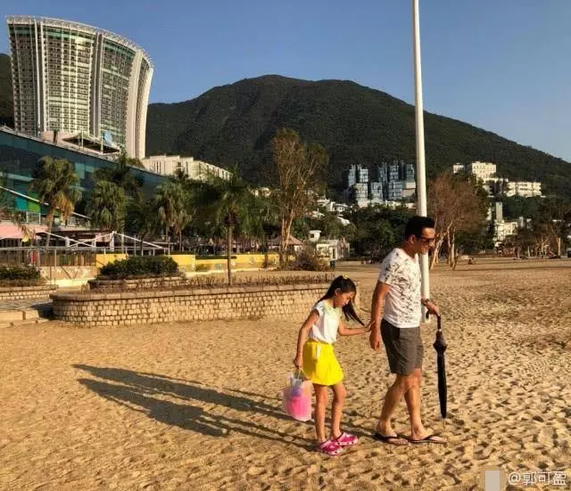 郭可盈一家三口現身海邊享家庭樂,沒想到女兒如今越來越像爸爸,網友:再多兩年定變成女版林文龍