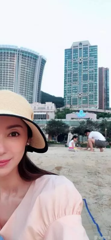 郭可盈一家三口現身海邊享家庭樂,沒想到女兒如今越來越像爸爸,網友:再多兩年定變成女版林文龍