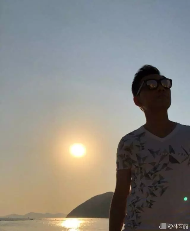 郭可盈一家三口現身海邊享家庭樂,沒想到女兒如今越來越像爸爸,網友:再多兩年定變成女版林文龍