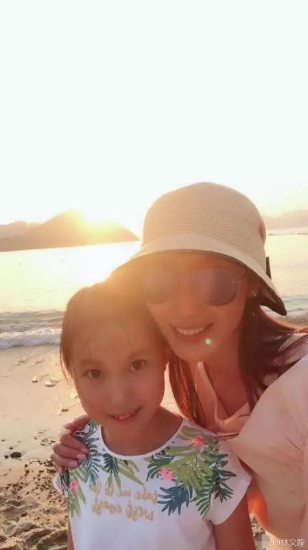 郭可盈一家三口現身海邊享家庭樂,沒想到女兒如今越來越像爸爸,網友:再多兩年定變成女版林文龍