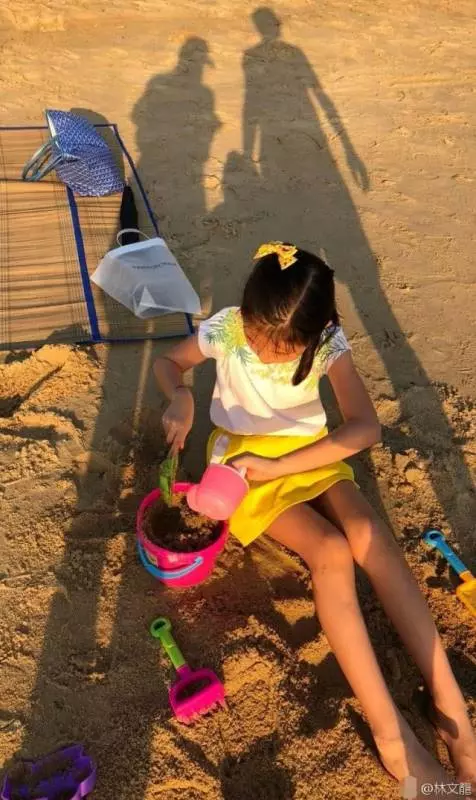 郭可盈一家三口現身海邊享家庭樂,沒想到女兒如今越來越像爸爸,網友:再多兩年定變成女版林文龍