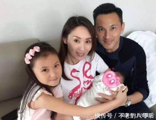 郭可盈一家三口現身海邊享家庭樂,沒想到女兒如今越來越像爸爸,網友:再多兩年定變成女版林文龍