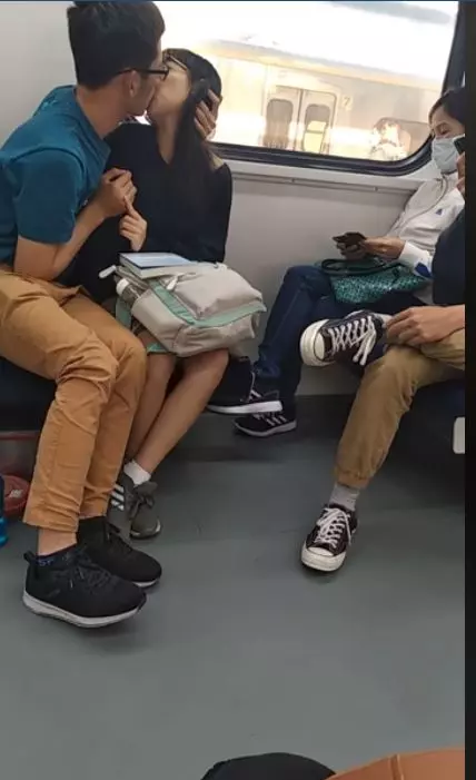 情侶搭火車狂吻!妹子埋頭苦幹...「翻白眼」乘客全程觀戰看傻