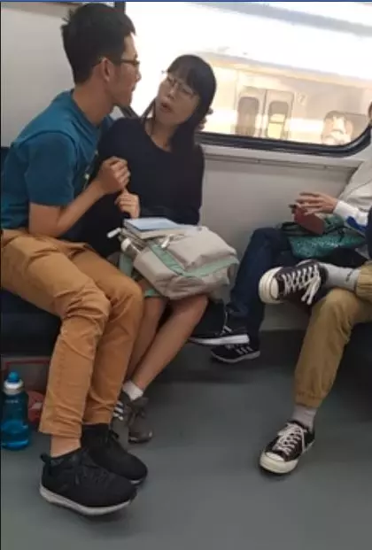 情侶搭火車狂吻!妹子埋頭苦幹...「翻白眼」乘客全程觀戰看傻