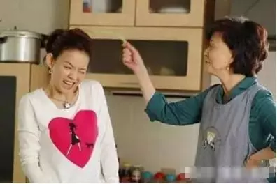 新婚夜兒媳來姨媽,兒子不給買衛生巾,早上婆婆推開婚房,傻住