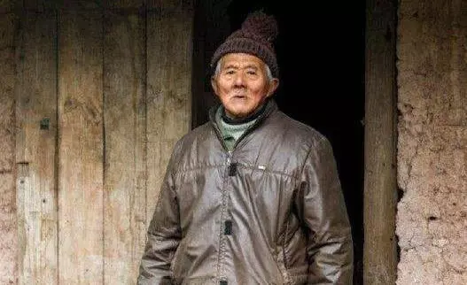 父親讓三兒子回家分遺產,老大當玩笑,老二說騙人,老三回家傻了