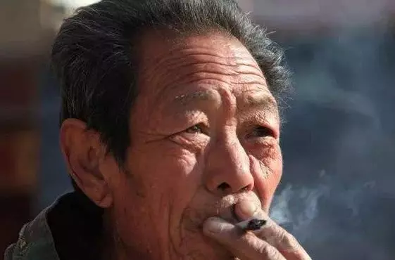父親讓三兒子回家分遺產,老大當玩笑,老二說騙人,老三回家傻了