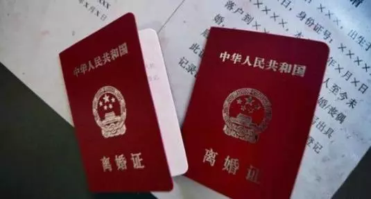 下班路上偶遇前妻,送她回家,看到在窗前等她的人,我紅了眼