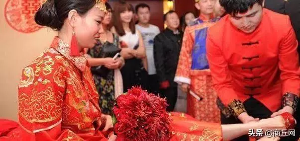 女兒結婚來了一個乞丐,母親打他一耳光,女子:知道真相了!