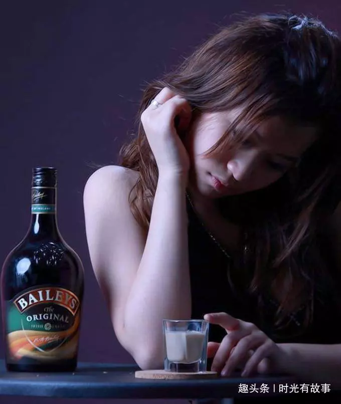 殘疾丈夫守在門外,漂亮妻子陪男子睡覺,打開門後,殘疾丈夫蒙了