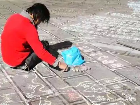 殘疾丈夫守在門外,漂亮妻子陪男子睡覺,打開門後,殘疾丈夫蒙了