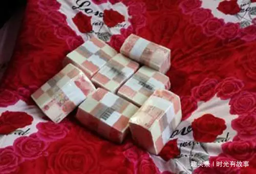 殘疾丈夫守在門外,漂亮妻子陪男子睡覺,打開門後,殘疾丈夫蒙了