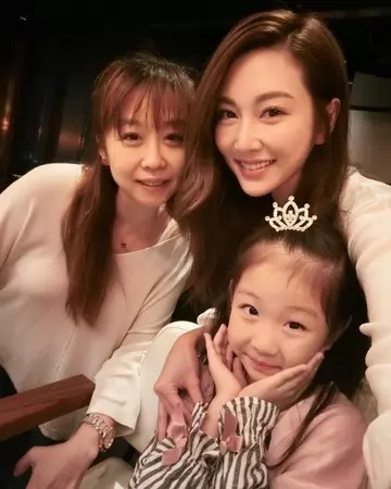 曾莞婷PO姪女合照,意外讓「大10歲親姊姊」曝光!45歲姊姊「雪白肌膚+氣質長髮」讓網友驚呼:根本美魔女!