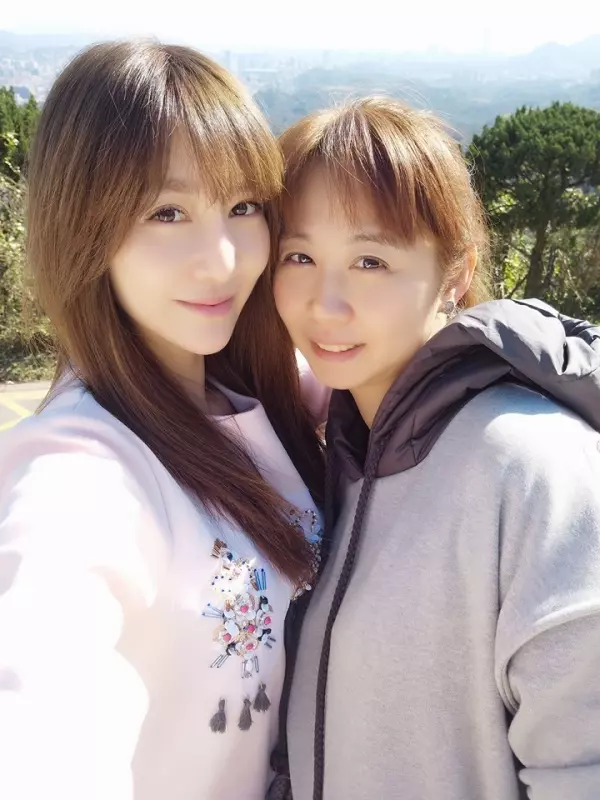 曾莞婷PO姪女合照,意外讓「大10歲親姊姊」曝光!45歲姊姊「雪白肌膚+氣質長髮」讓網友驚呼:根本美魔女!