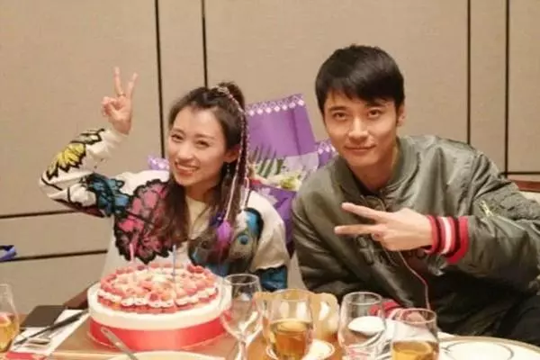 畢瀅懷孕了?網爆畢瀅身穿睡衣手拿驗孕棒深夜再進張丹峰房間!