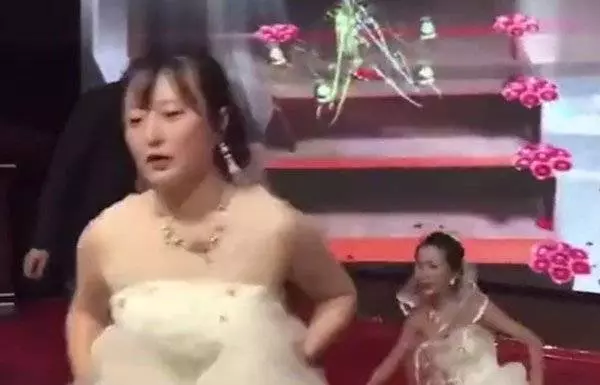 新郎剛要吻新娘 前女友沖出來搶人~~
