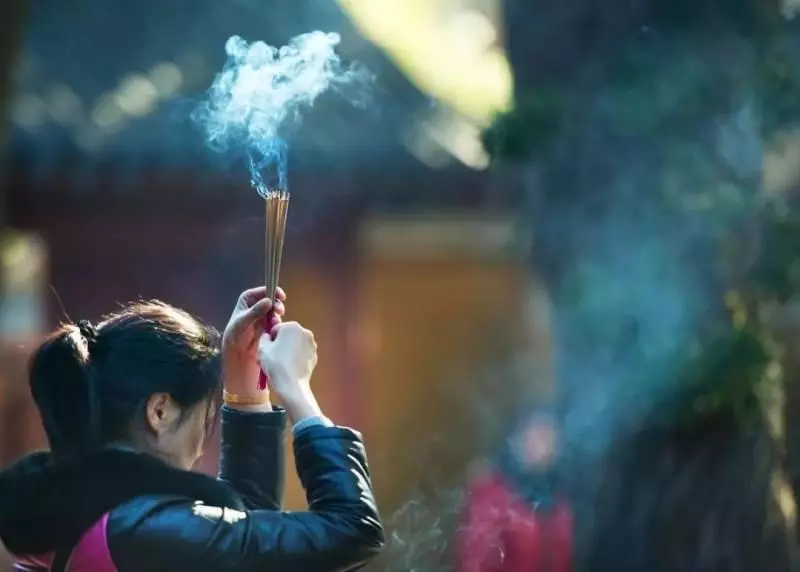 拜拜燒香時被香灰燙到手不是意外!而是神明想提醒你十件事