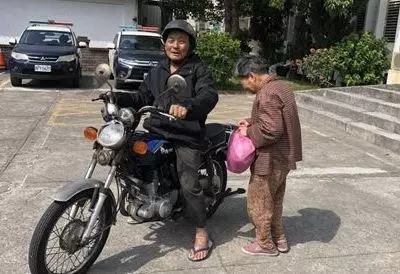 失智妻迷途 夫騎野狼125衝百里接回家!警讚嘆