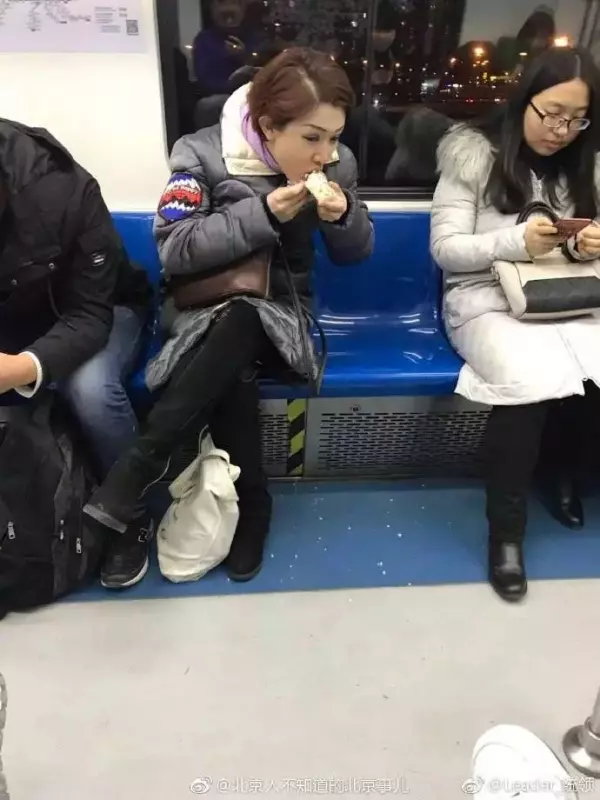 這7張地鐵偷拍照爆紅網路,被全網稱為教科書級示範 ,這才是給孩子最好的教養