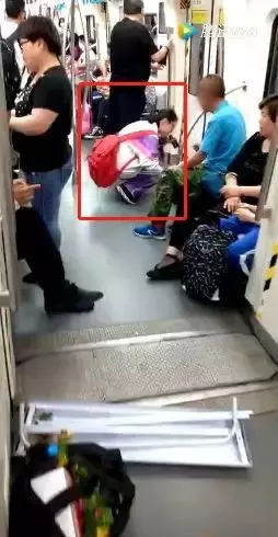 這7張地鐵偷拍照爆紅網路,被全網稱為教科書級示範 ,這才是給孩子最好的教養