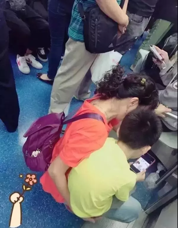 這7張地鐵偷拍照爆紅網路,被全網稱為教科書級示範 ,這才是給孩子最好的教養