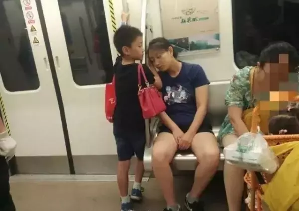 這7張地鐵偷拍照爆紅網路,被全網稱為教科書級示範 ,這才是給孩子最好的教養