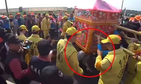 母抱插管嬰淚求!媽祖停轎3分鐘顯神蹟