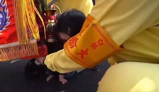母抱插管嬰淚求!媽祖停轎3分鐘顯神蹟