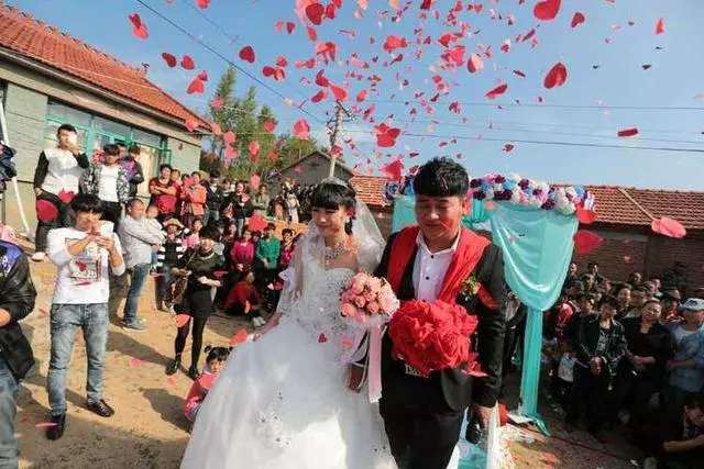 我結婚哥嫂給我兩萬,媽知道後站我家門口大罵