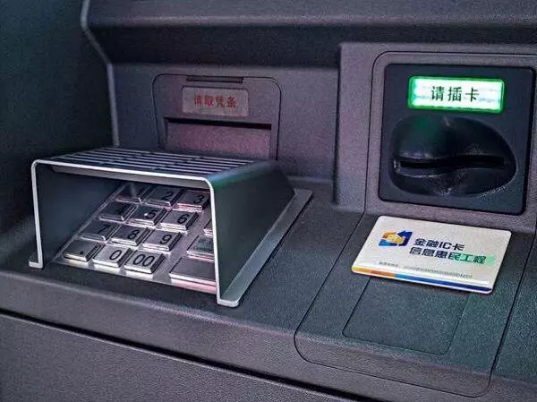 發現存款只剩下零頭,我剛要報警,老婆淡定的說...