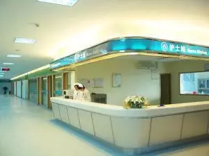 媽生病我去看望,在門外聽嫂子說「讓弟媳出兩萬」,我拿出十萬