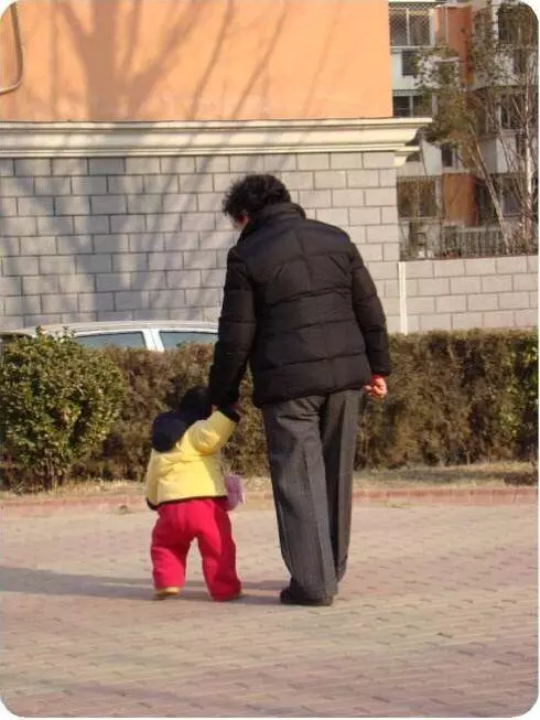 接岳母來照顧兒子,三個月給她兩萬,兒子跟我說一話,我趕走她
