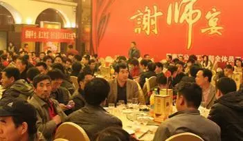 我生女兒,婆婆坐地上哭著逼老公離婚,二十年後女兒讓我揚眉吐氣