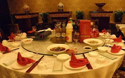 我生女兒,婆婆坐地上哭著逼老公離婚,二十年後女兒讓我揚眉吐氣